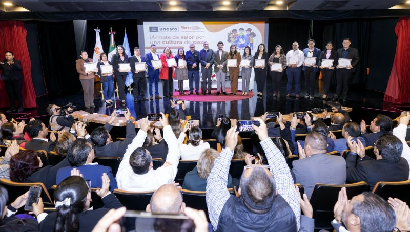 Maestras y maestros del SNTE fueron reconocidos internacionalmente por su liderazgo en la formación de nuevas generaciones comprometidas con la convivencia armónica y la resolución pacífica de conflictos, así como por su contribución a la Cultura de Paz, que fortalece el tejido