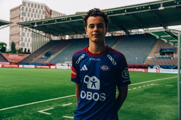🇳🇴Gabriel Larsen Rajkovic
2011 doğumlu, 14 yaşında ve Vålerenga’nın yeni yıldız adayı
Nordstrand çıkışlı, KFUM’da parladı ve Eylül 2025’te Vålerenga’ya imza attı. A takım ile idman yapıyor. 
Hızlı, teknik, sezgisi güçlü ve bitiriciliği soğukkanlı .Takibi çok heyecan verici olacak