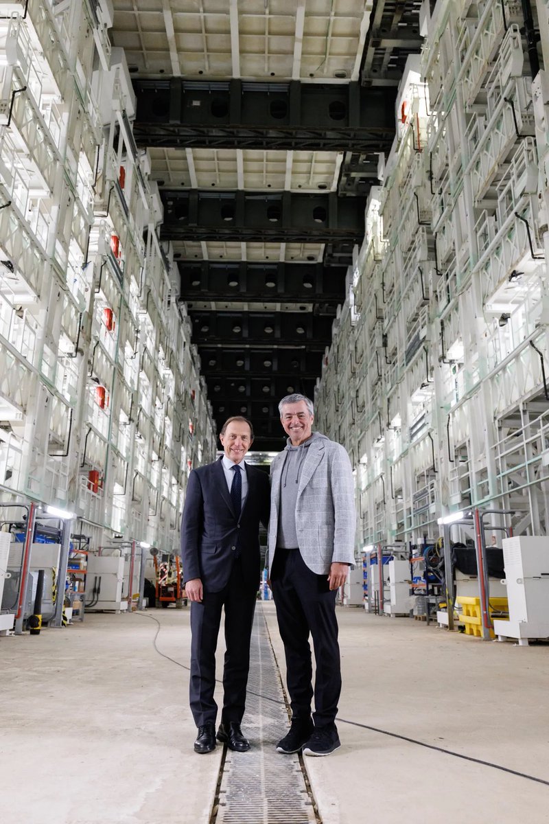 Eddy Cue, vicepresidente de servicios de Apple, hoy en el Bernabéu 
revistagq.com/articulo/entre…