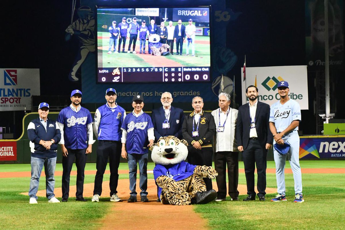 a_abreu36's tweet photo. Un día especial en el terreno. 

Tuve el honor de ser el receptor presidente del Senado, @ricardodlsanto3 , y compartir un momento que me recuerda por qué amo este deporte y lo que representa para nuestro país. ⚾🇩🇴

Cada experiencia como esta me impulsa a seguir trabajando, enfocado y agradecido por las oportunidades que Dios pone en mi camino.
¡Seguimos firmes desde el montículo!

#albertabreu #beisboldominicano #dominicanpower #mlb #pitcherlife #tigresdellicey #baseballdr #orgullodominicano #lidom
