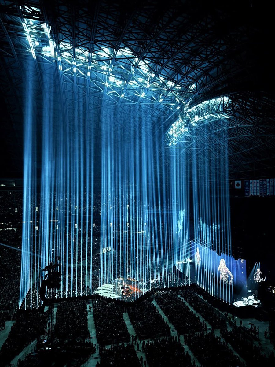 honeyliketaylor's tweet image. I can hear this picture so loudly