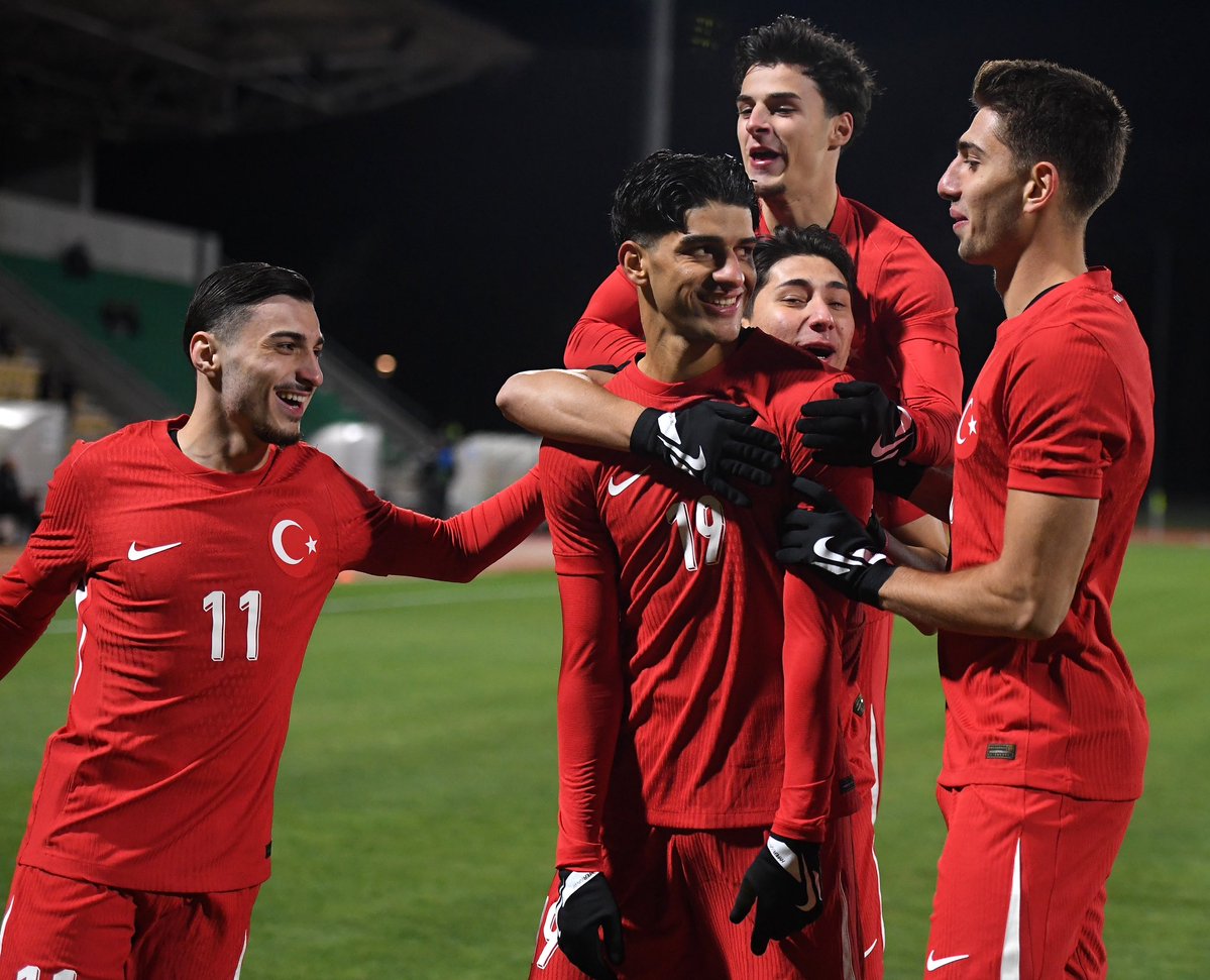 MilliTakimlar's tweet image. Türkiye Futbol Federasyonu çatısı altında faaliyet gösteren erkekler kategorisindeki A Millî, U21, U19 ve U17 Millî Takımlarımız ve kadınlar kategorisindeki U17 Kız Millî Takımımız, Kasım ayında oynadığı resmî maçlarda aldıkları başarılı sonuçlarla büyük beğeni ve takdir topladı.…