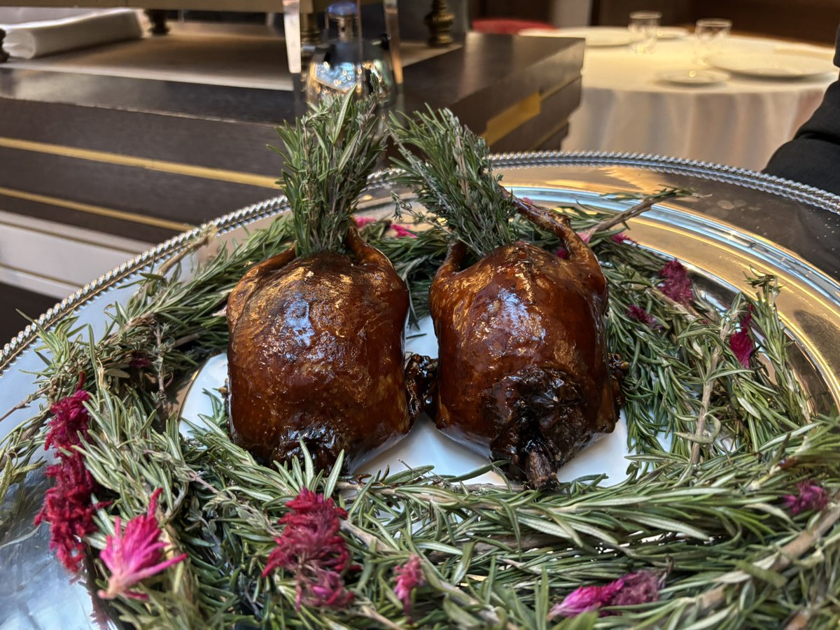 Creo que no hay ninguna duda. Saddle es uno de los tres mejores restaurantes de Madrid. Un dry martini con patatas suflé para empezar. Salpicón de bogavante. Perdiz con pochas. Pichones Mont Royal.