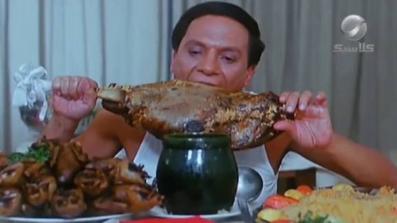 يمنى في المطبخ