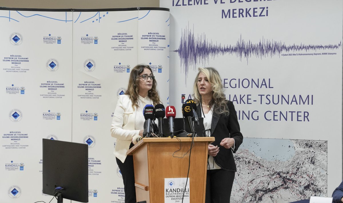 Kandilli_info's tweet photo. Rasathanemiz tarafından hayata geçirilen Deprem Erken Uyarı Sistemi, Enstitü Müdürümüz Prof. Dr. Nurcan Meral Özel tarafından basına tanıtıldı.
Marmara Bölgesi’ndeki 40’tan fazla istasyondan gelen veriler, gerçek zamanlı olarak erken uyarı yazılımlarına aktarılmakta; bu yazılımlar depremin yeri ve büyüklüğünü saniyeler içinde tahmin ederek uyarı üretmektedir.

Deprem sinyali algılandıktan sonra sistem, 6–9 saniye içinde konum ve büyüklük hesaplayabilmektedir. Marmara Denizi tabanına yerleştirilmesi ve gerçek zamanlı veri iletmesi planlanan yeni cihazlarla bu sürenin 3–6 saniyeye düşürülmesi hedeflenmektedir.
27 Ekim 2025 Mw 6.0 Sındırgı Depremi’nde, istasyon ağının sınır bölgesinde olmasına rağmen sistem, İstanbul’daki kullanıcılara ana sarsıntıdan 37 saniye önce başarıyla uyarı göndermiştir.

Bu sistemle, Marmara Fayı’nın batısında oluşacak bir depremde, İstanbul’da depreme 140 km uzaklıkta bulunan bir kullanıcı sarsıntıdan 30 saniye, 180 km uzaklıktaki kullanıcı ise sarsıntıdan 41 saniye önce uyarı mesajı alabilecektir.
KRDAE’nin istasyonlarında ortalama 5–6 saniyelik veri iletim gecikmesi, Marmara’daki yeni 30 istasyonda yaklaşık 0,2 saniye düzeyine inmiştir. Bu sebeple pilot bölge olarak Marmara seçilmiştir. Ağ modernizasyonu ve veri iletim hızını artıran çalışmaların tamamlanmasıyla erken uyarı altyapısının ülke geneline yayılması planlanmaktadır.