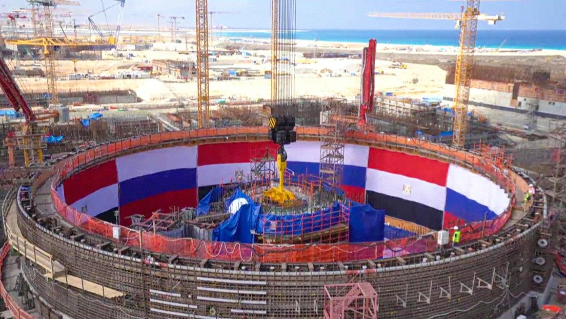 ☢️ Egipto construye su primera planta nuclear en El Dabaa con ayuda de Rusia: cuatro reactores de 1.200 MW cada uno, coste de 25.000 millones de dólares y operación prevista antes de 2030. 

Rosatom suministrará combustible y capacitará al personal.

esrt.space/actualidad/573…