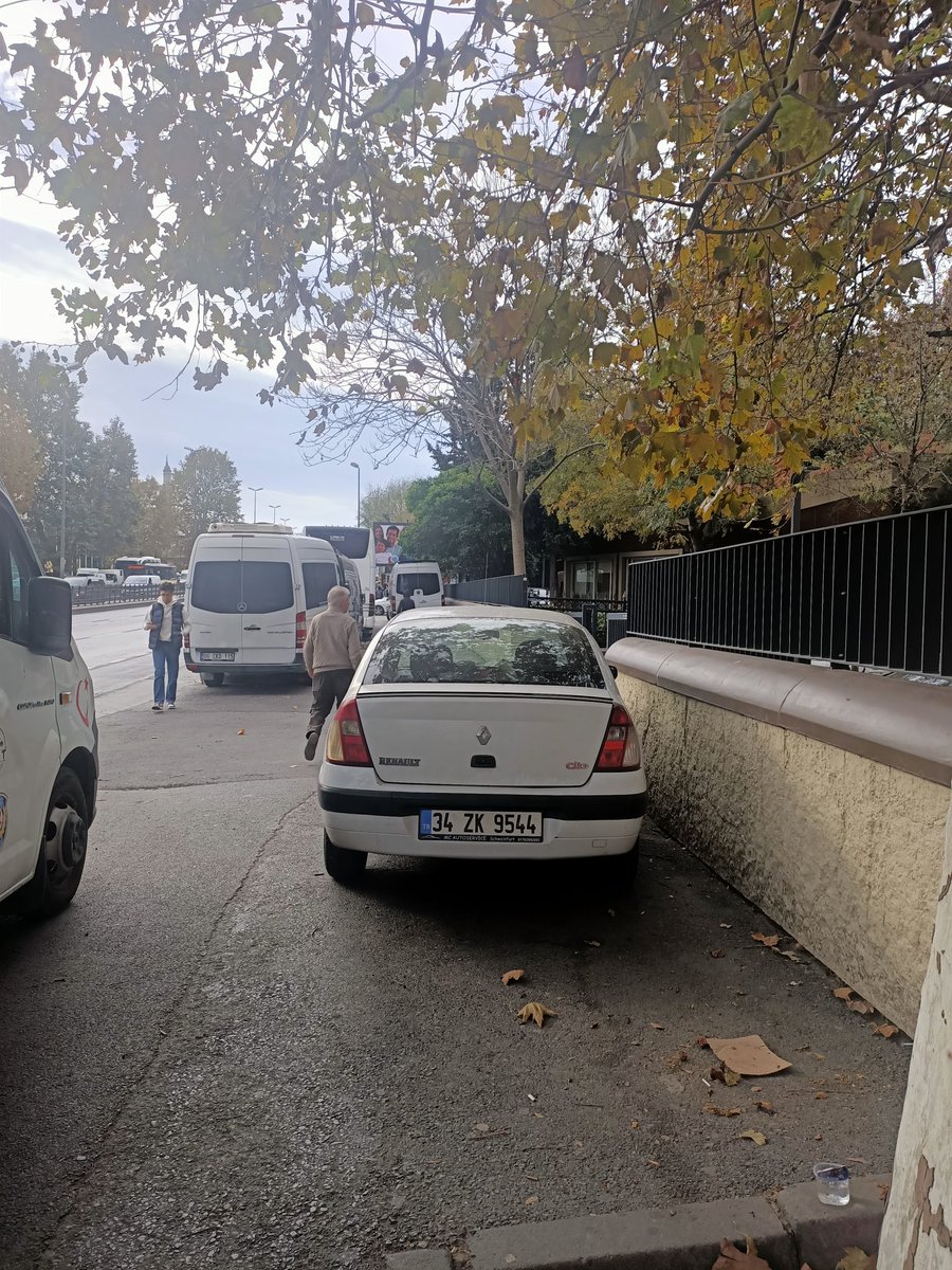 suler_paco's tweet photo. @IBBcozummerkezi @ietttr @TC_istanbul @istanbulbld Unkapanında @medipolunv hastanesi önündeki yaya yolu orada çift sıra halinde park edilen otobüs ve arabalar tarafından yayalar için yürüyemez hale geldi. Bir zahmet bir şeyler yapın da, buradan yürüyerek otobüs durağına gecelim https://t.co/rIiyfzM7Ij