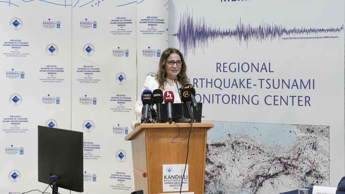 Kandilli_info's tweet photo. Rasathanemiz tarafından hayata geçirilen Deprem Erken Uyarı Sistemi, Enstitü Müdürümüz Prof. Dr. Nurcan Meral Özel tarafından basına tanıtıldı.
Marmara Bölgesi’ndeki 40’tan fazla istasyondan gelen veriler, gerçek zamanlı olarak erken uyarı yazılımlarına aktarılmakta; bu yazılımlar depremin yeri ve büyüklüğünü saniyeler içinde tahmin ederek uyarı üretmektedir.

Deprem sinyali algılandıktan sonra sistem, 6–9 saniye içinde konum ve büyüklük hesaplayabilmektedir. Marmara Denizi tabanına yerleştirilmesi ve gerçek zamanlı veri iletmesi planlanan yeni cihazlarla bu sürenin 3–6 saniyeye düşürülmesi hedeflenmektedir.
27 Ekim 2025 Mw 6.0 Sındırgı Depremi’nde, istasyon ağının sınır bölgesinde olmasına rağmen sistem, İstanbul’daki kullanıcılara ana sarsıntıdan 37 saniye önce başarıyla uyarı göndermiştir.

Bu sistemle, Marmara Fayı’nın batısında oluşacak bir depremde, İstanbul’da depreme 140 km uzaklıkta bulunan bir kullanıcı sarsıntıdan 30 saniye, 180 km uzaklıktaki kullanıcı ise sarsıntıdan 41 saniye önce uyarı mesajı alabilecektir.
KRDAE’nin istasyonlarında ortalama 5–6 saniyelik veri iletim gecikmesi, Marmara’daki yeni 30 istasyonda yaklaşık 0,2 saniye düzeyine inmiştir. Bu sebeple pilot bölge olarak Marmara seçilmiştir. Ağ modernizasyonu ve veri iletim hızını artıran çalışmaların tamamlanmasıyla erken uyarı altyapısının ülke geneline yayılması planlanmaktadır.
