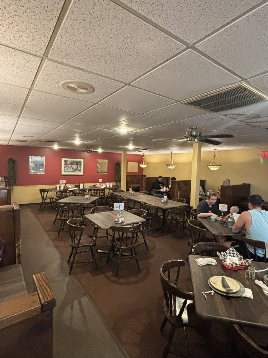 Always a perfect day when you make a roadtrip to Derby for some PIZZA JOHN’S 🍕 

Even better when you connect with Alex Johnson and pick up some priceless <a href="/GoShockersMBB/">Wichita State Men's Basketball</a> and <a href="/GoShockersBSB/">Wichita State Baseball</a> memorabilia from longtime <a href="/WichitaState/">Wichita State</a> booster Darryl Smette 🏀⚾️🌾