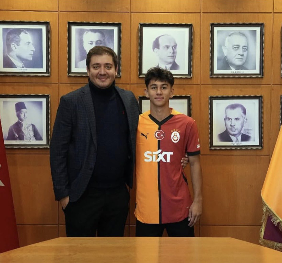 Galatasaray’s academy talent.

Ege Araç (🇹🇷)
18 y/o | CDM/CM/CB

▫️ Calm under pressure, receives &amp; carries well
▫️ Escapes pressing with composed dribbling
▫️ Wins many balls back

▪️ Needs more muscle
▪️ Not the fastest, recovery runs can improve
▪️ Could be more aggressive

✍🏼