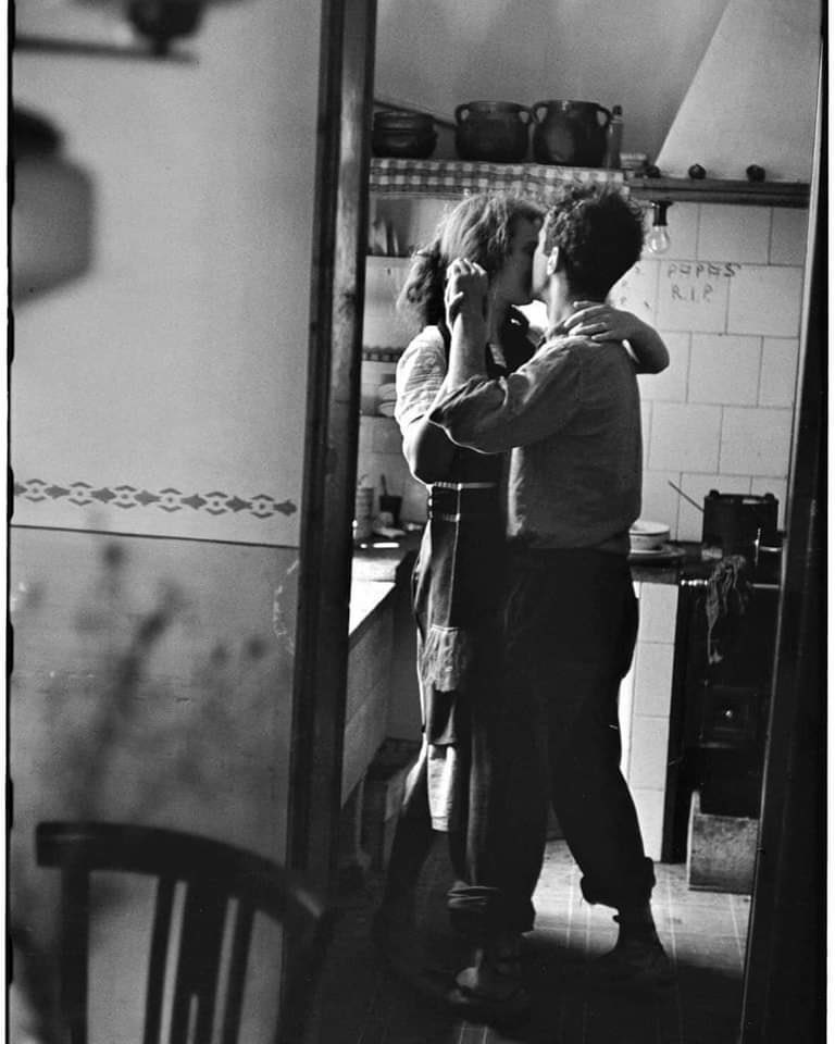 İspanyol Diva  Lola Flores bir şarkısında (Últimamente)  “Hayat geçer ve asla geri gelmez” derken haklıydı. 

📸 © Elliott Erwitt (1952)