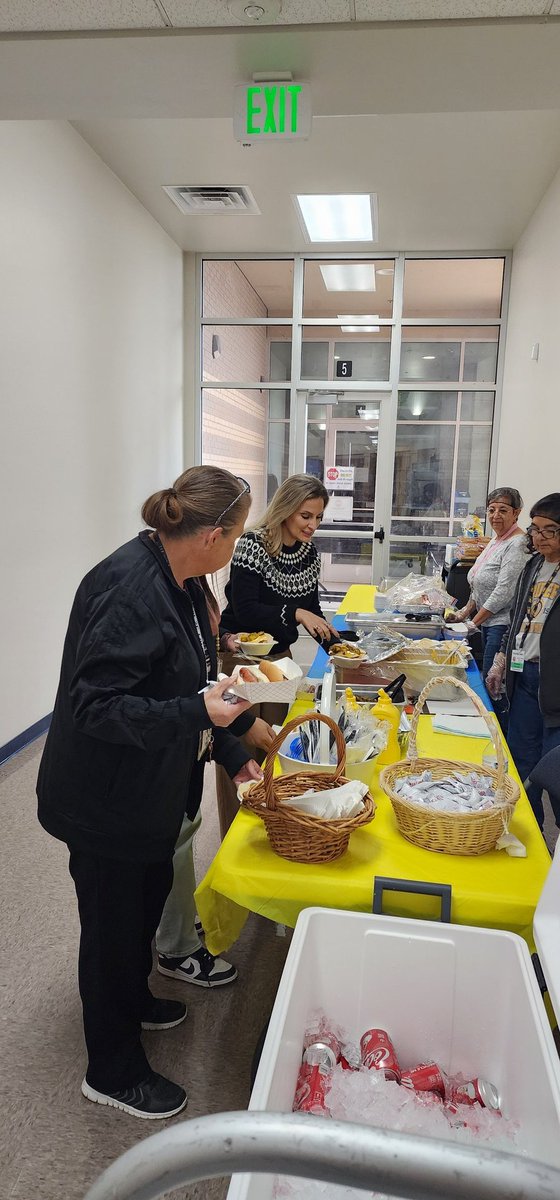 Ricardo46230428's tweet photo. EMS - A big shoutout to these EMS Volunteers for always helping. https://t.co/qFExIxUfs5