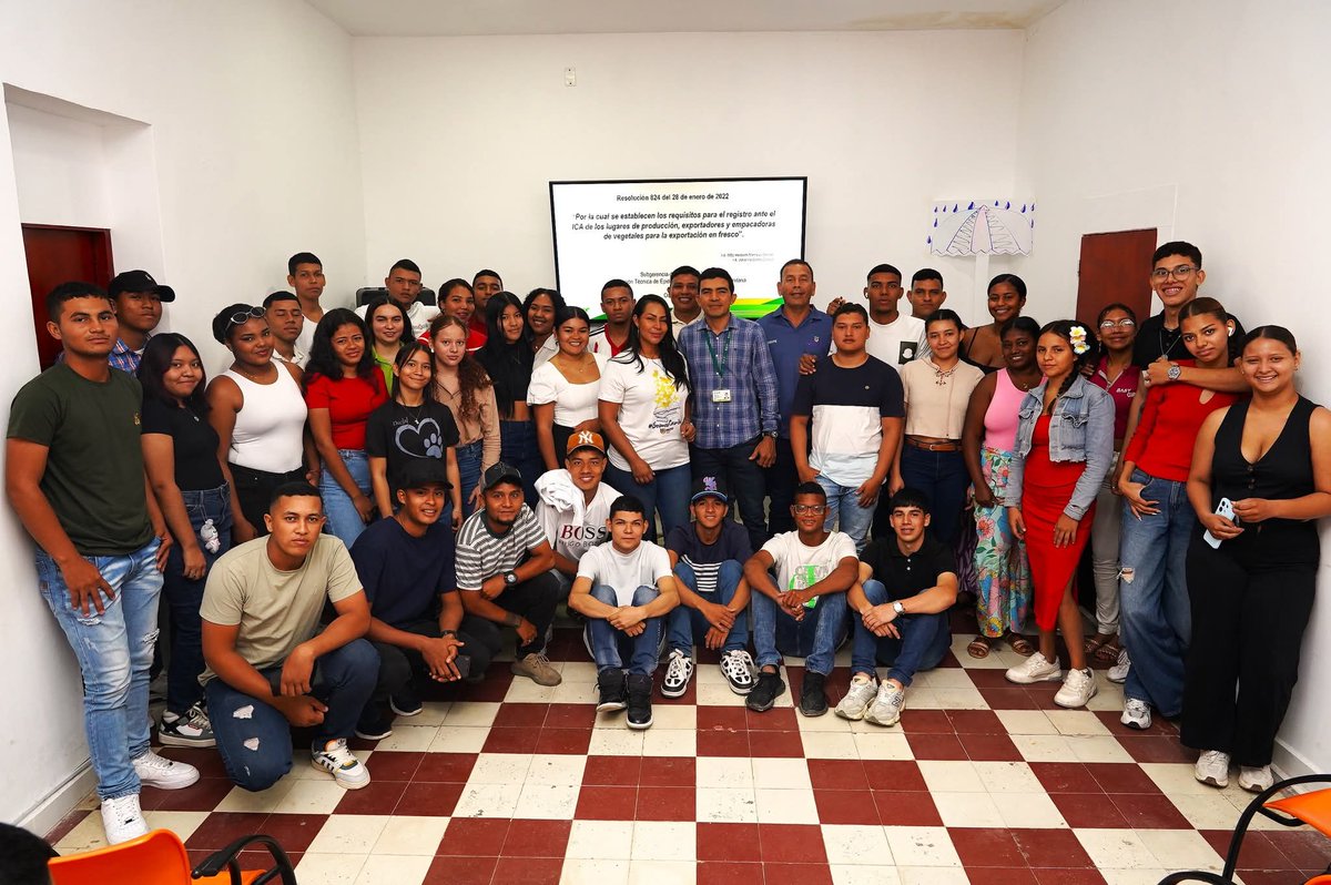 UniCaribe_'s tweet photo. 🌿🪴Unicaribe, @ICACOLOMBIA y @Asohofrucol afianzan formación académica de estudiantes de Producción Agropecuaria

Unicaribe realizó una jornada de extensión con la participación del Instituto Colombiano Agropecuario (ICA) y la Asociación Hortifrutícola de Colombia (ASOHOFRUCOL) en una jornada que capacitó a más de 70 estudiantes del programa Producción Agropecuaria Sostenible.

Esta jornada académica abordó temas clave para la formación de los futuros profesionales. El ingeniero agrónomo Jorge Pertuz, del ICA, expuso sobre certificaciones de predios y manejo de plagas. En ese sentido, se abordó el fusarium R4 en banano y la pudrición del cogollo en Palma aceitera.

Por parte de ASOHOFRUCOL, el ingeniero agrícola Ramiro Salcedo detalló las funciones de la entidad. Ilustró a los asistentes sobre la asistencia técnica a productores de frutas y hortalizas. Abordó la sostenibilidad en la producción orgánica y la protección del medio ambiente.

La jornada fue acompañada por los docentes María Margarita Morán y Luis Olivella Mojica . Esta colaboración con entidades como el ICA y ASOHOFRUCOL asegura una formación pertinente. Los resultados de la actividad serán replicados a corto plazo.

#UnicaribeEsEducación
#MásOportunidadesParaLaGente