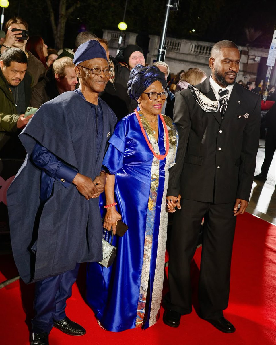NoteSphere's tweet image. Skepta and his parents on GQ’s red carpet.

📸: @HenryGoodfellow