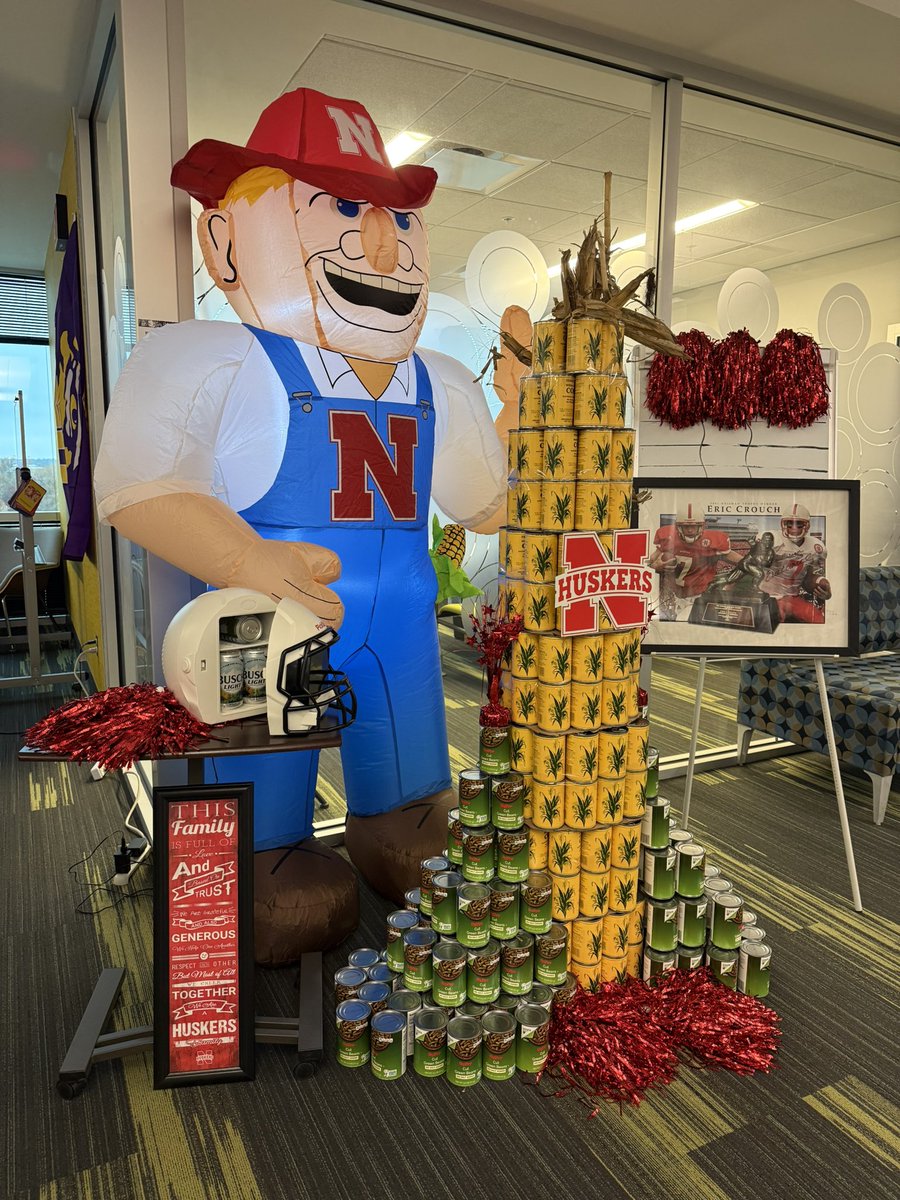 Emily_RTR's tweet photo. @HuskerFootball  do we have your vote for best Food Drive Display?? #GBR 🌽🎈 @MSMedStaffing https://t.co/v2HnFMTHll