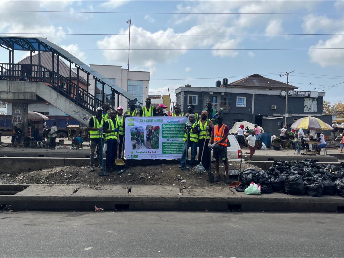 thatclimate_guy's tweet photo. On the 8th of November, I led a team of changemakers from @eco_catalyst for a clean-up and sensitization exercise in the Abule-Ado community, Satellite Town, Lagos. We took action after observing the high level of indiscriminate waste disposal in the area. https://t.co/3OxPi9cSDf