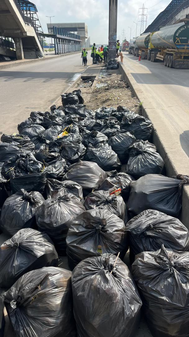 thatclimate_guy's tweet photo. On the 8th of November, I led a team of changemakers from @eco_catalyst for a clean-up and sensitization exercise in the Abule-Ado community, Satellite Town, Lagos. We took action after observing the high level of indiscriminate waste disposal in the area. https://t.co/3OxPi9cSDf