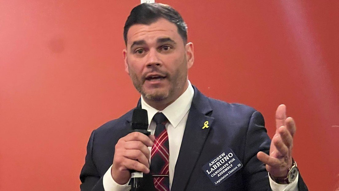 🚨 Exalcalde y policía de Nueva Jersey es arrestado por presunta agresión sexual a un menor tras conocerse en redes sociales. 

Está detenido a la espera de juicio.

esrt.space/actualidad/573…