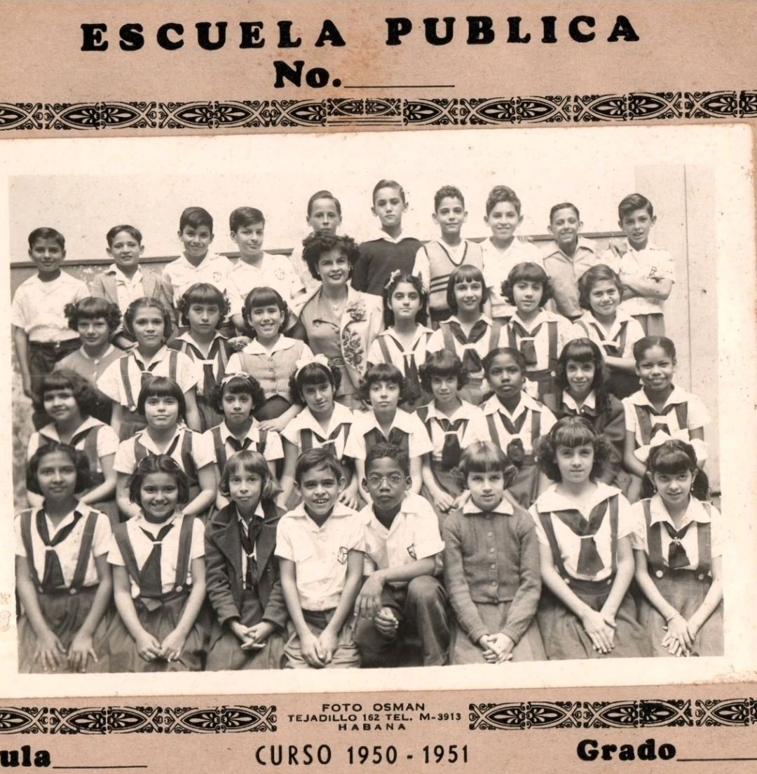 #EstampasDeMiCuba - Escuela Pública, curso 1950-1951. Negros y blancos, todos juntos.

El castrismo es una fábrica mugrienta de mentiras.