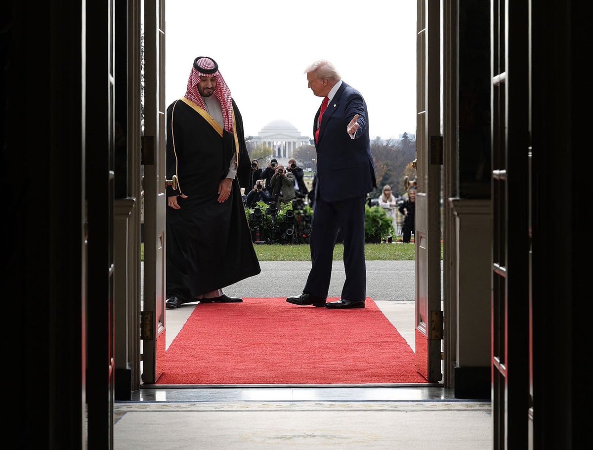 d7iil0's tweet image. ياسيــدي دايمًا وأنته تقول وتطــول 
وبعزمك اللي نعرفه تاصل لمبتغـاك 
قادات كل الأراضي في حضورك تقول 
تفضـل المجــد قدامـك وحنـا وراك

 #لهم_العالم_ولنا_بن_سلمان