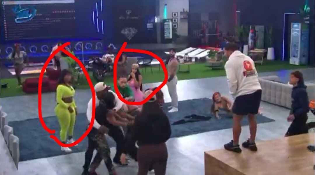 Ahora resulta que Karina tenía que salvar a Yina😂 las villains estaban más cerca y no se metieron😒 tuvieron que correr desde el escenario  Karina y la Piry a meterse. Y por último Karina porque debe defender a alguien que intento destruirla? #LaMansionDeLuinny