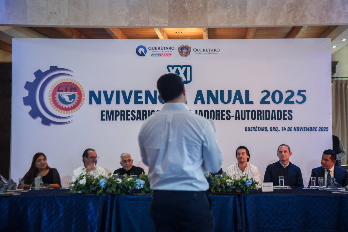 El futuro de Querétaro se escribe con trabajo y compromiso 💪🏼

Junto al alcalde <a href="/FeliFerMacias/">Felipe Fernando Macías</a> , acompañé a la <a href="/CTMQueretaro/">CTM Querétaro</a> para reconocer a quienes mantienen a nuestra ciudad en movimiento ✨