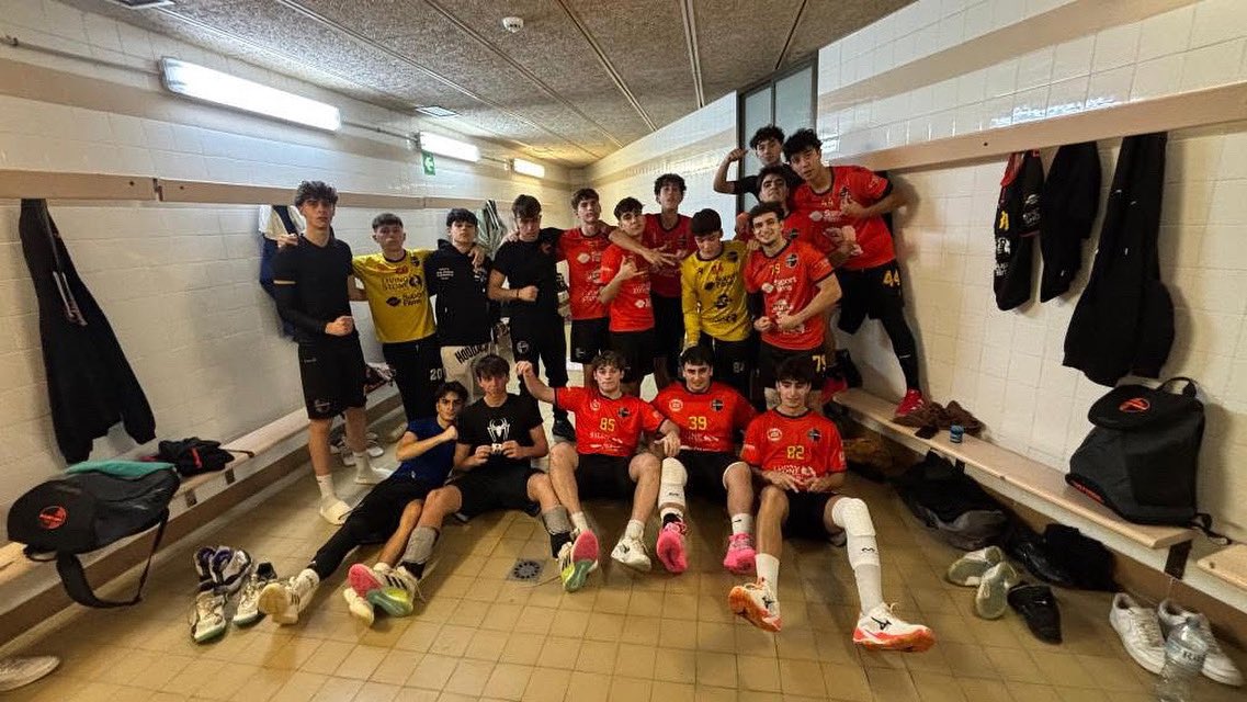 El Juvenil Masculí A va assaltar La Verneda per endur-se un nou derbi. Partit controlat des del principi per sumar dos nous punts. Enhorabona, nois!!!🧡🖤🧡