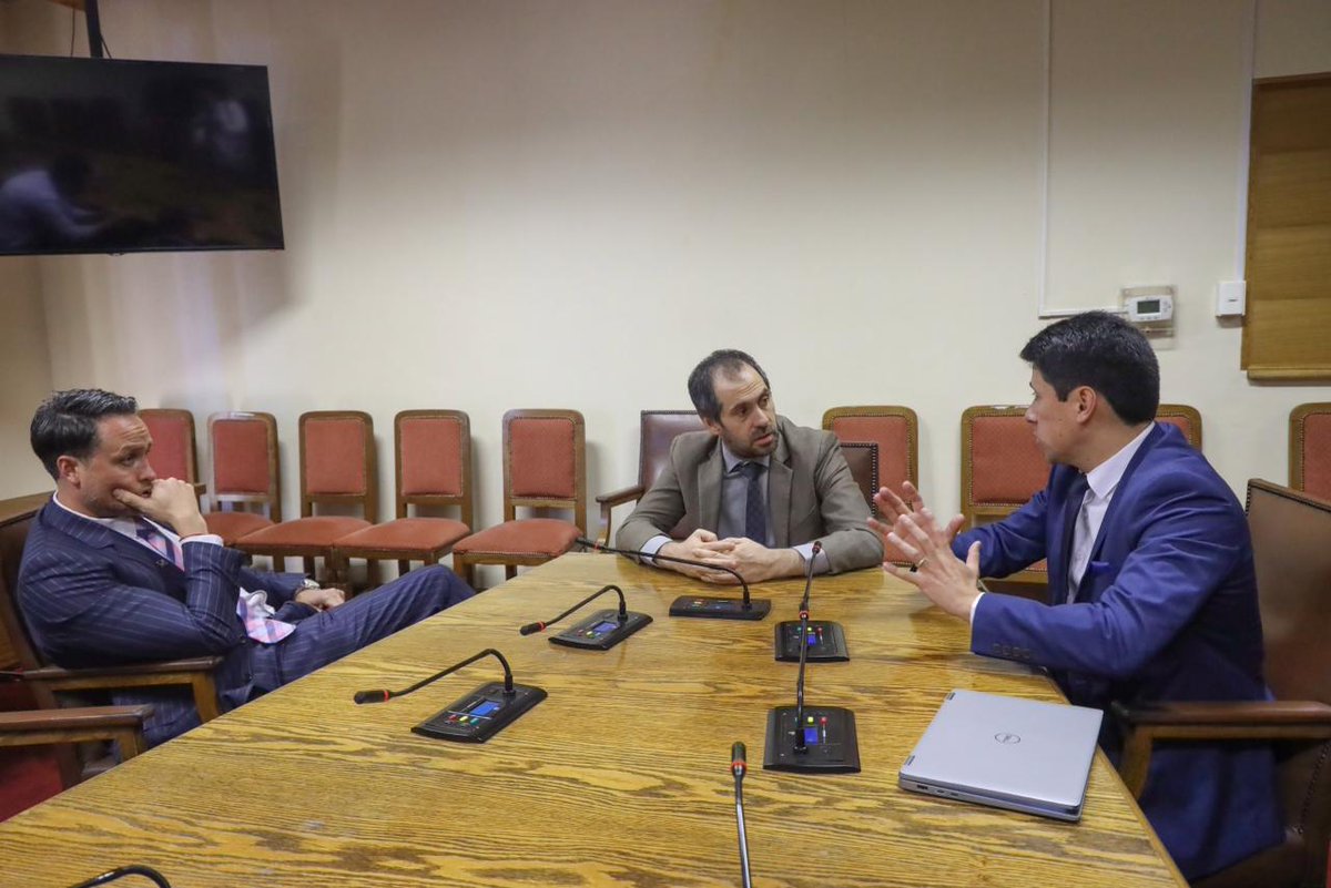 Con el diputado <a href="/Mauro_GonzalezV/">Mauro González Villarroel</a> sostuvimos una importante reunión con el ministro de Hacienda, Nicolás Grau, a quien le planteamos la necesidad de contar con financiamiento en el Presupuesto 2026 para proyectos relevantes en materia de seguridad, salud y recuperación de espacios