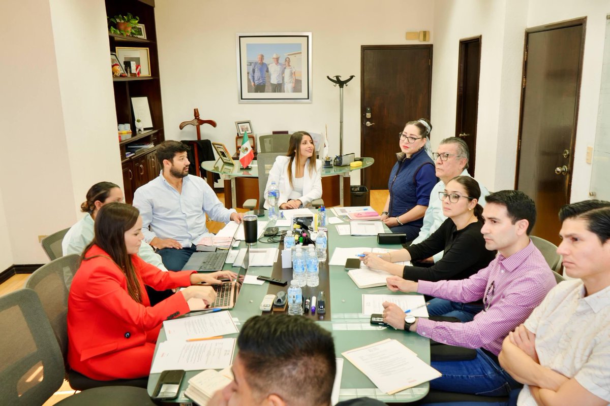Con el liderazgo de nuestro gobernador <a href="/AlfonsoDurazo/">Alfonso Durazo</a>, seguimos afinando los proyectos estratégicos que darán continuidad al trabajo realizado en estos primeros cuatro años.

Desde el Gabinete de Infraestructura, y junto a Alejandra Castro, secretaria de <a href="/SidurSonora/">Secretaría de Infraestructura y Desarrollo Urbano</a>, revisamos
