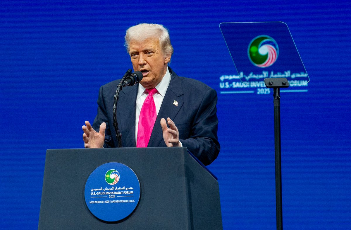 arabnews's tweet photo. @EphremKossaify @WhiteHouse @POTUS @realDonaldTrump @kbsalsaud @rbalsaud @aramco #PHOTOS: #Saudi Crown Prince Mohammed bin Salman and #US President @realDonaldTrump participated in the US-Saudi Investment Forum in Washington #CrownPrinceinUSA #CPvisitUS https://t.co/wXFaTlKaBt https://t.co/rkMmiaxHgr