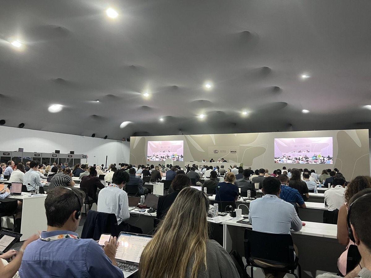 radicalxrad's tweet image. Article 6, Paragraph 8 draft text was agreed upon swiftly ~1hr ago. Still debate happening around Paragraph 4. Meeting room has ballooned in size of observers, constituency presence, party overflow, and press. 

The rain is also coming down HARD again. #COP30 @ClimateBlue
