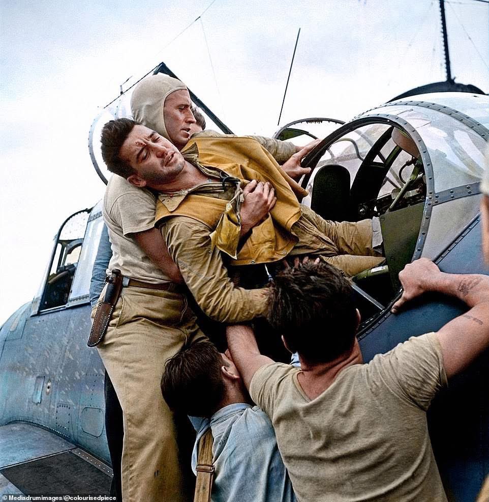 Gunner Kenneth Bratton USNR is pulled out of the gun turret of Air Group Commander Henry H. Caldwell's Avenger Torpedo Bomber by Lt Julius 'Julie' Bescos, after a raid on Rabaul, Papua New Guinea on 5 November, 1943.

#wwii #ww2 #aviation #history #navy