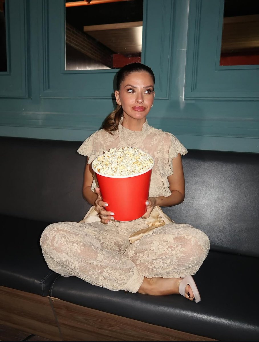 Chismeteandoo's tweet photo. Mi mood de hoy viendo #HijaDelFuego en Disney+ 🍿 Ya ví los primeros dos capítulos, espectacular la actuación de La China y de todo el elenco 🔥 https://t.co/QPOYX0SybQ