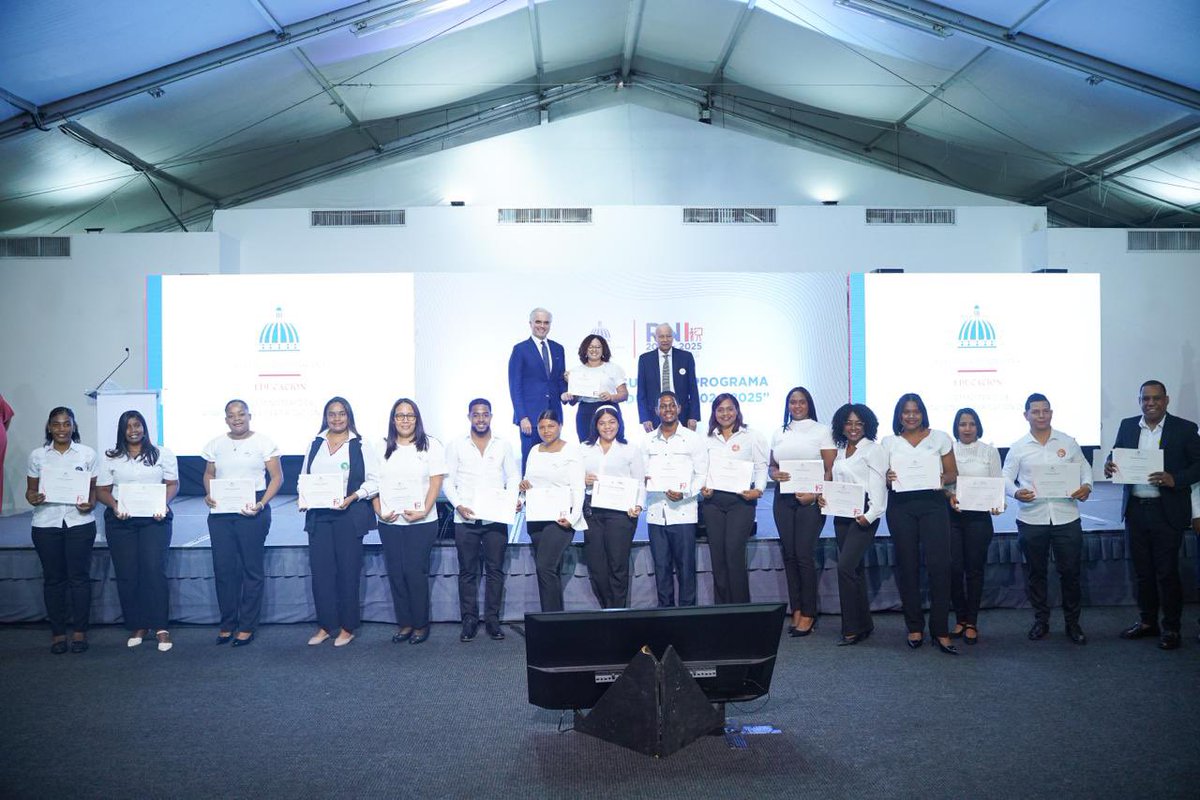 LMDECAMPS's tweet image. 5,412 maestras y maestros concluyen el Programa Nacional de Inducción.
Su compromiso nos recuerda que la calidad educativa empieza en el aula.
Seguimos impulsando una carrera docente con más herramientas y oportunidades. 🇩🇴