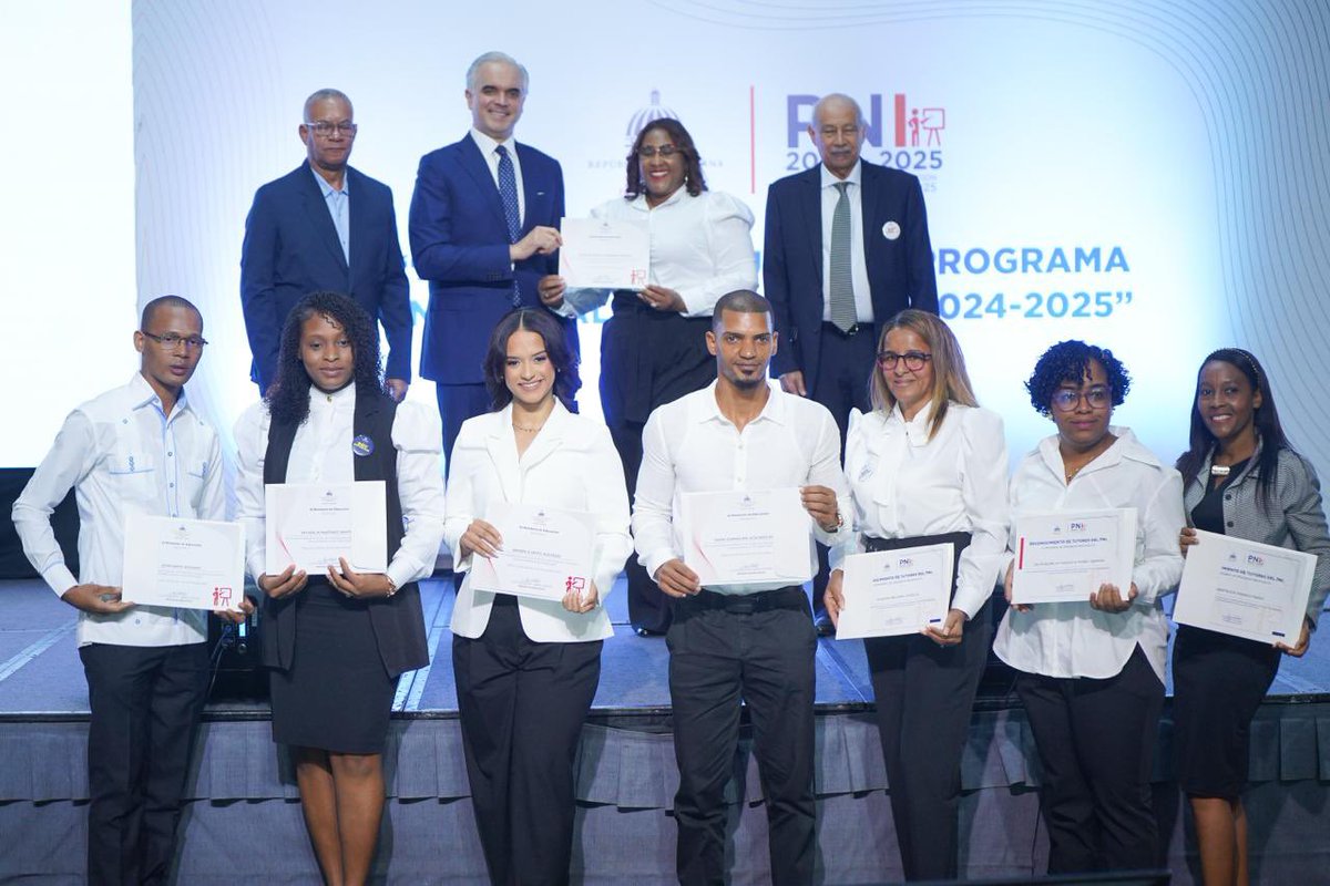 LMDECAMPS's tweet image. 5,412 maestras y maestros concluyen el Programa Nacional de Inducción.
Su compromiso nos recuerda que la calidad educativa empieza en el aula.
Seguimos impulsando una carrera docente con más herramientas y oportunidades. 🇩🇴