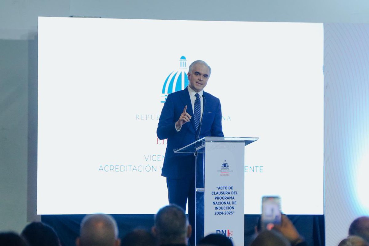 LMDECAMPS's tweet image. 5,412 maestras y maestros concluyen el Programa Nacional de Inducción.
Su compromiso nos recuerda que la calidad educativa empieza en el aula.
Seguimos impulsando una carrera docente con más herramientas y oportunidades. 🇩🇴