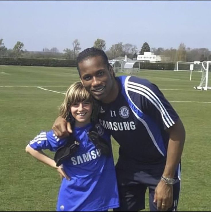 I see Didier Drogba, who is the young player beside him?🤔