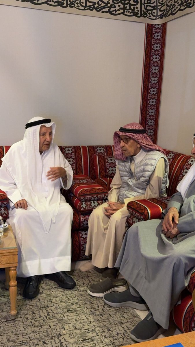 MarzouqAlghanim's tweet image. الصداقة إذا كانت من معدن نادر .. تدوم بالعمر كله.
والدي علي الغانم وصديق طفولته العم عبدالله محمد سليمان العثمان، علاقة ما هزّتها الأيام ولا غيّرها تبدّل الزمن.
عشرة نقية يشهد لها الوفاء، وتاريخ جميل يكبر كلما كبرت أعمارهم.
الله يحفظهما ويطيل بأعمارهما على الصحة والراحة.