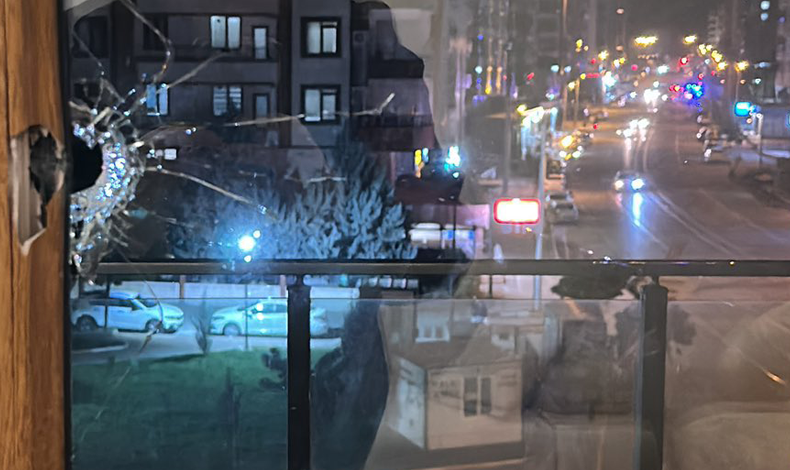 Sen Siye Gel Urfa !

Tam 10 gündür, hemen hemen her gün bir ölüm haberi ile sarsılıyoruz.
Silah sesleri, ambulans sesleri, itfaiyenin sirenleri beynimizi matkap gibi delerken yürek yakan ağıtlar ve gözyaşlarıyla kahroluyoruz...