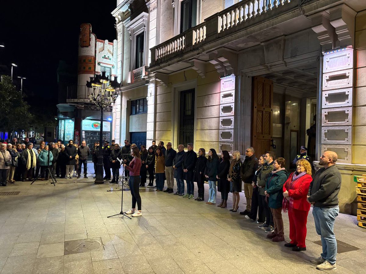 Minut de silenci davant de l'Ajuntament de #LHospitalet pel feminicidi de la Neus, veïna del barri de #Collblanc. Una dona molt coneguda i estimada per la seva implicació al teixit social de la ciutat.

Un cas molt dolorós que ens ha trasbalsat i ens remou profundament.