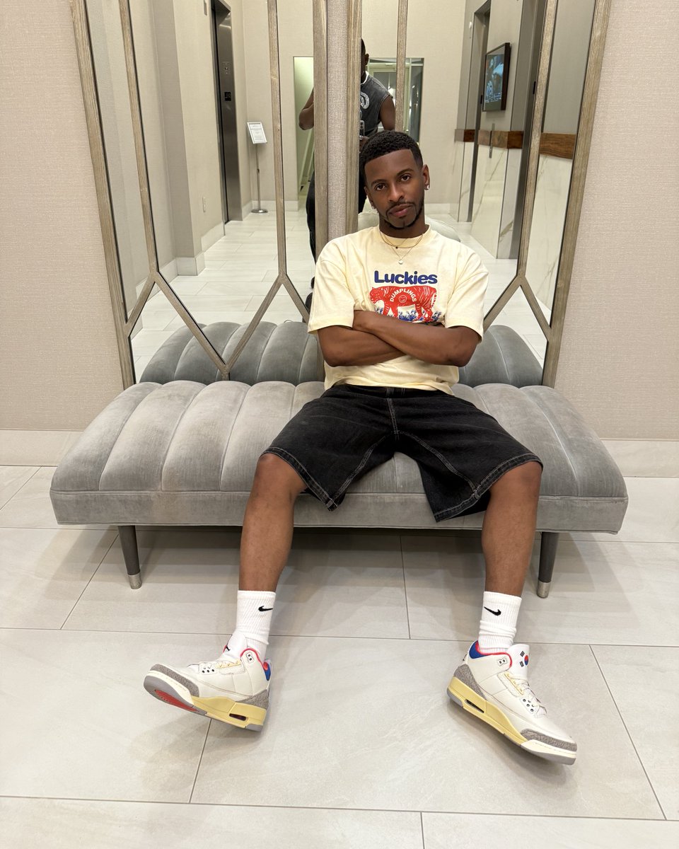 livingthroughJ's tweet image. want a seat?