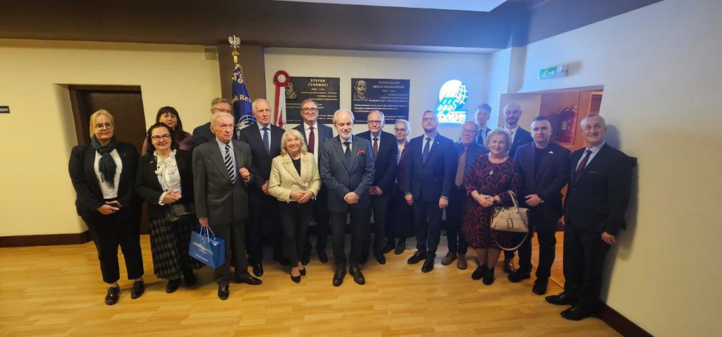 peno_m_'s tweet photo. ❗️Odsłonięcie tablicy pamiątkowej z okazji 100. rocznicy śmierci Stefana Żeromskiego. 

Spółdzielczość. Krajowy Związek Rewizyjny Spółdzielni Spożywców 
„Społem”. Warszawa. Dziękuję pięknie za zaproszenie. 

Uroczystość udana, a na jej doniosłość wskazuje także i to, że brał w niej udział prawnuk Bronisłowy Żeromskiej, a to najbliższa rodzina Stefana Żeromskiego. A także wielu znakomitych Gości. 

Związki Żeromskiego i spółdzielczości są tylko pozornie nieoczywiste. Ale wystarczy łyk historii. A już samo słowo "społem" jest pomysłem Żeromskiego.