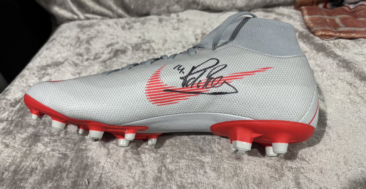 Personalised &amp; painted signed boot added to the collection 😍 🇬🇧

If anyone would like one let me know &amp; get in touch 🤩