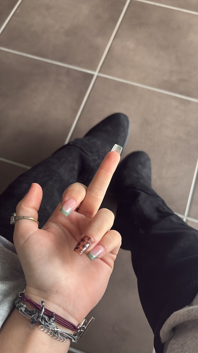 Reinelea78's tweet photo. J’ai besoin d’argent les toutou donc venez raquer dans mes DM allez 🫰🏻🐶!!
#moneyslave #moneyslavefrancais #soumis #findom https://t.co/Y5yH2A4vuz