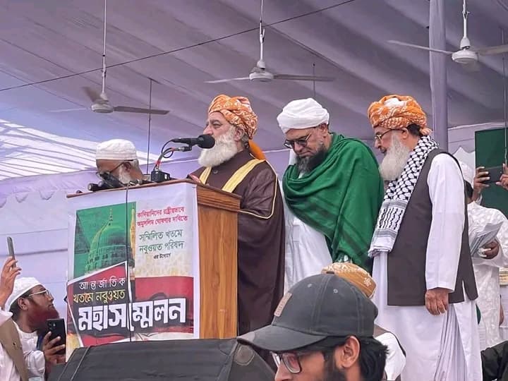 قائد جمعیتہ کا بنگلہ دیش کا یہ دورہ ایک نئے باب کی بنیاد ہے اور تاریخ ہمیشہ اسی بنیاد پر فیصلہ کرتی ہے کہ قوموں کی ترجمانی کون کررہا تھا آج بنگلہ دیش میں ہونے والی پذیرائی نے یہ بات طے کر دی ہے کہ برصغیر میں دینی قوت کی اصل قیادت مولانا فضل الرحمن کےپاس 
#MFRforPakBanglaUnity