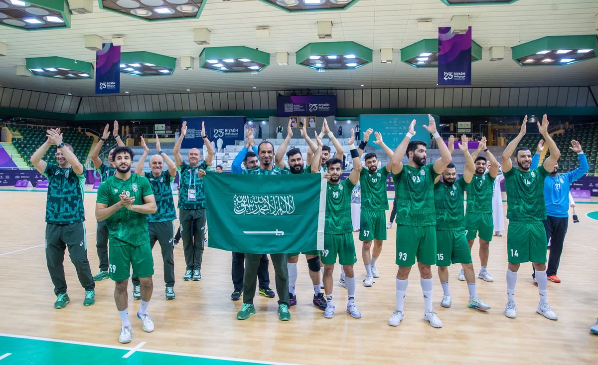 مجانين اليد وعشاقها اعلنوا القدوم للرياض لنهائي اليد ،لن يفوتوا الفرصة .
توحيد الشعارات من كل الجماهير بعيدا عن التعصب مطلب .
انصهر الجميع لهدف واحد وهو نصرة الاخضر
كلنا للمنتخب 
  #نادي_الهدى
#نادي_الخليج 
#نادي_النور 
#نادي_مضر