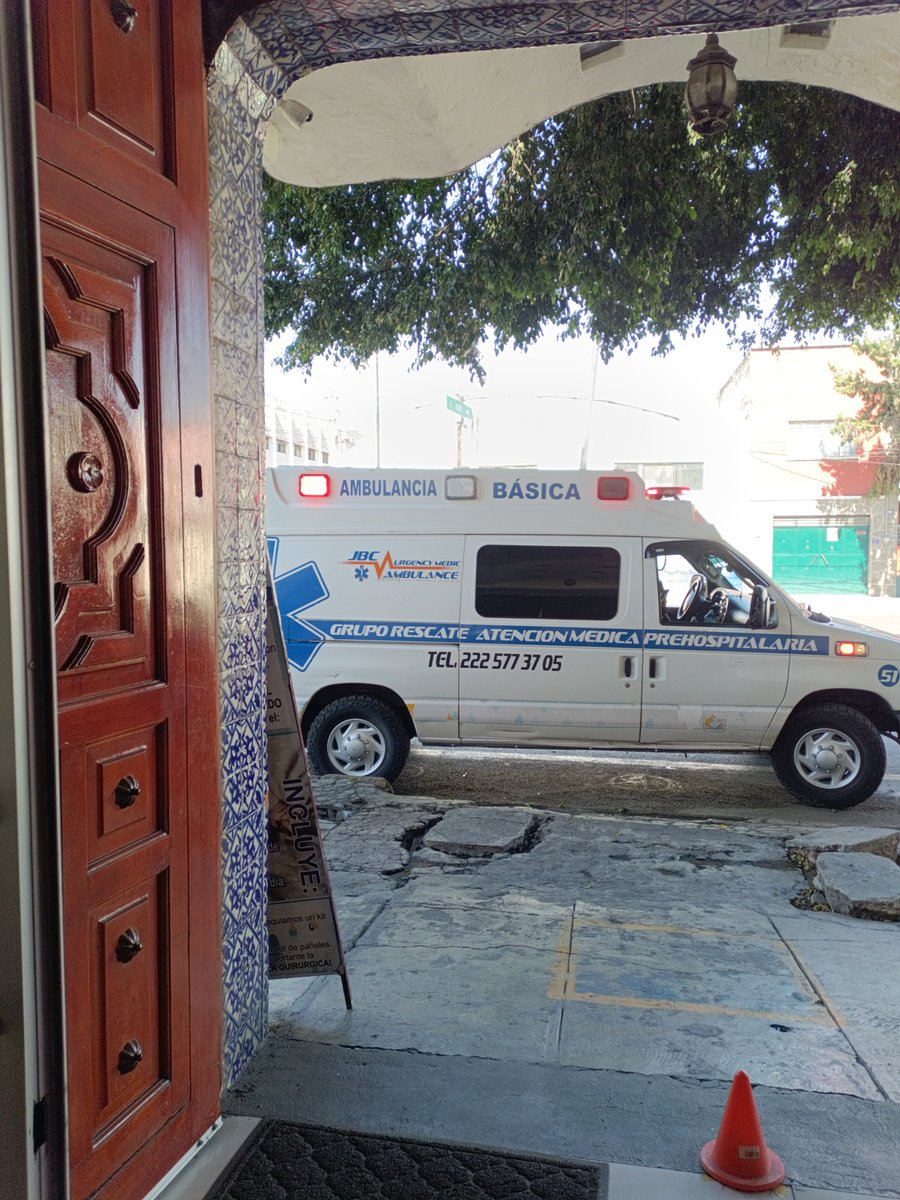 yas_sol's tweet photo. Jamás contraten este servicio de ambulancia es pésimo y el chófer lo peor que existe @laredcincoradio @aztecapuebla @aztecapuebla https://t.co/ZqB33KnK9S