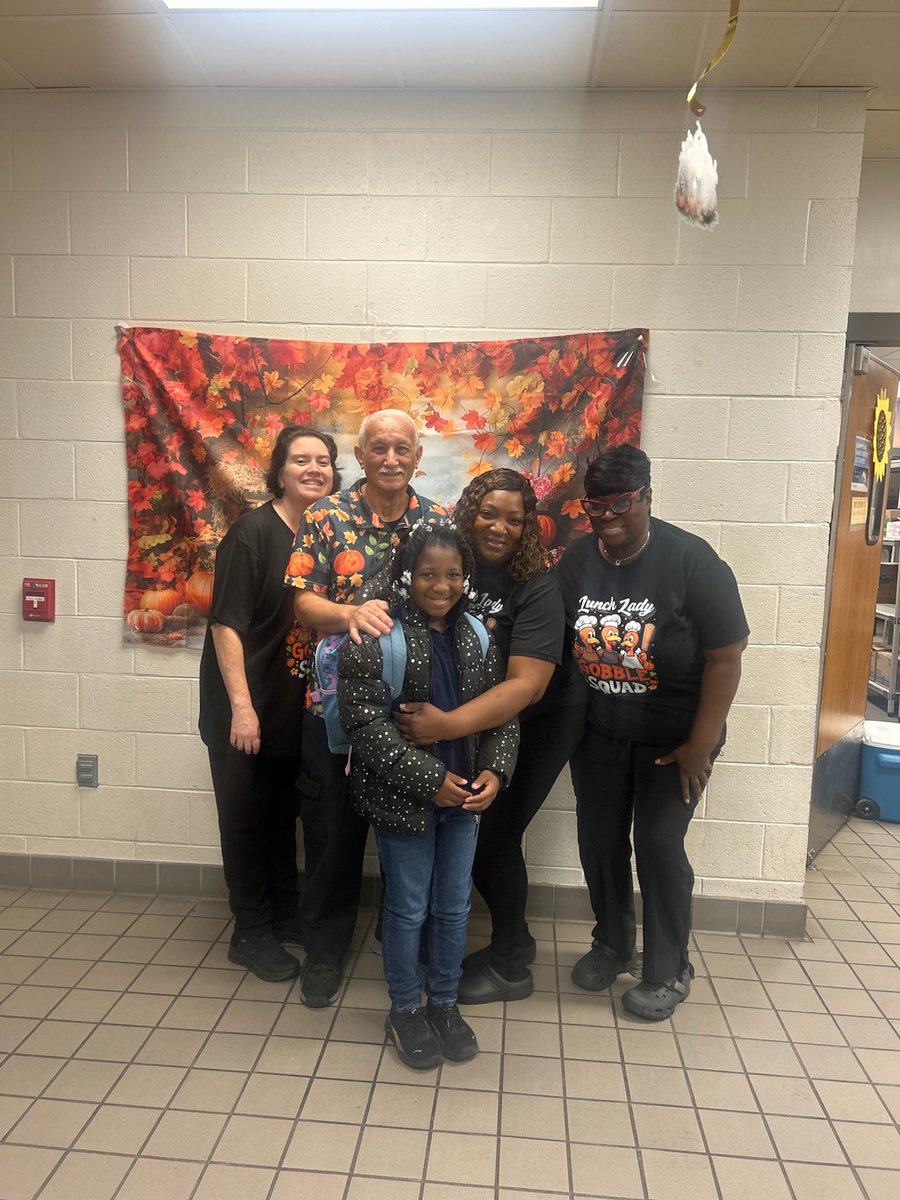 ColletonMeals's tweet image. Happy Thanksgiving from Northside Elementary. 🦃 🍽️ We’re serving smiles, yummy holiday meals, and lots of laughter today. 😄 ❤️ Kazz is our NES hero and always keeps the cafeteria fun. 😂 ✨ Wishing everyone a wonderful Thanksgiving. 🍁 🥧 @ColletonSchools

📸 Phyllis Johns