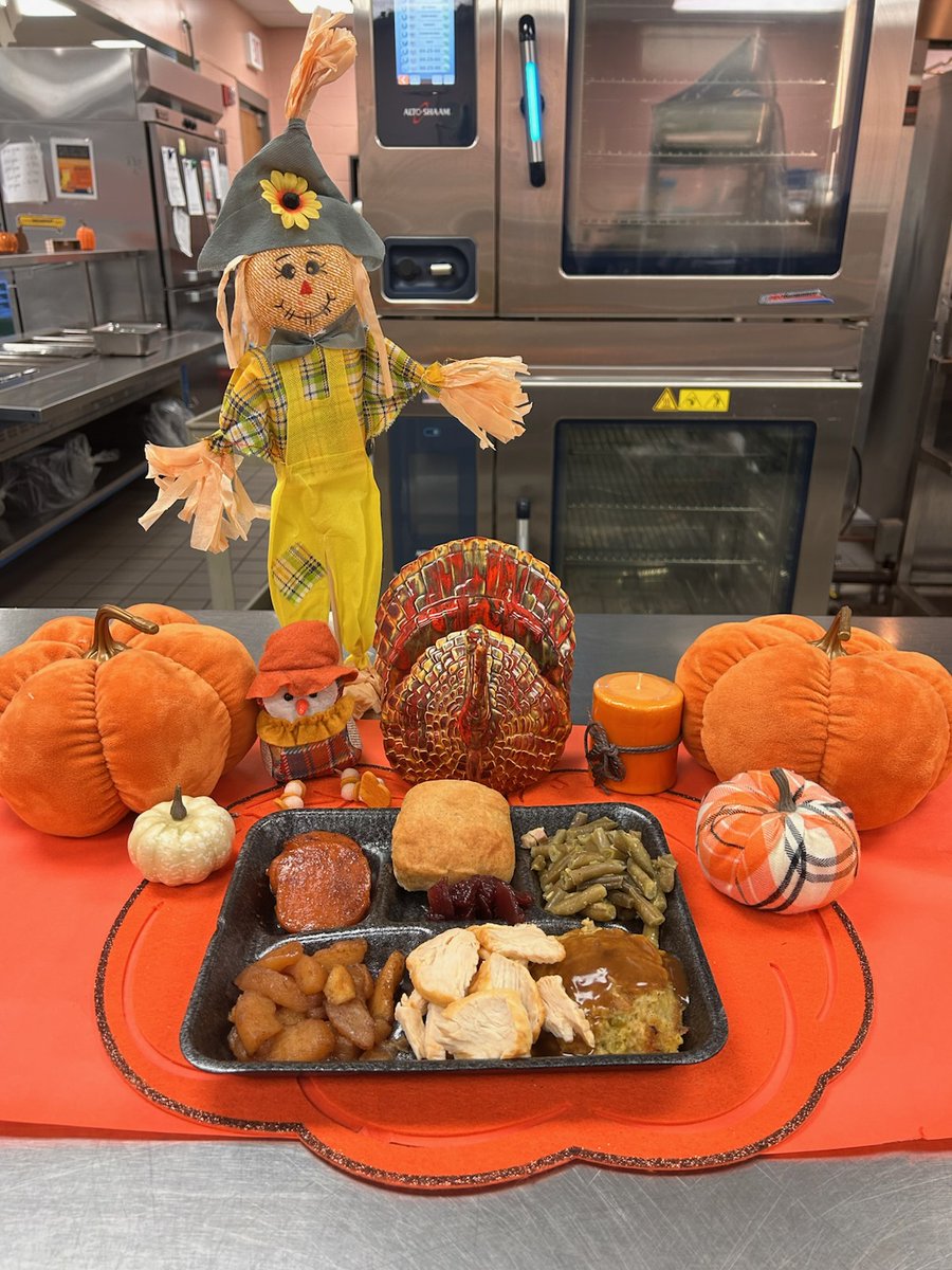 ColletonMeals's tweet image. Happy Thanksgiving from Northside Elementary. 🦃 🍽️ We’re serving smiles, yummy holiday meals, and lots of laughter today. 😄 ❤️ Kazz is our NES hero and always keeps the cafeteria fun. 😂 ✨ Wishing everyone a wonderful Thanksgiving. 🍁 🥧 @ColletonSchools

📸 Phyllis Johns