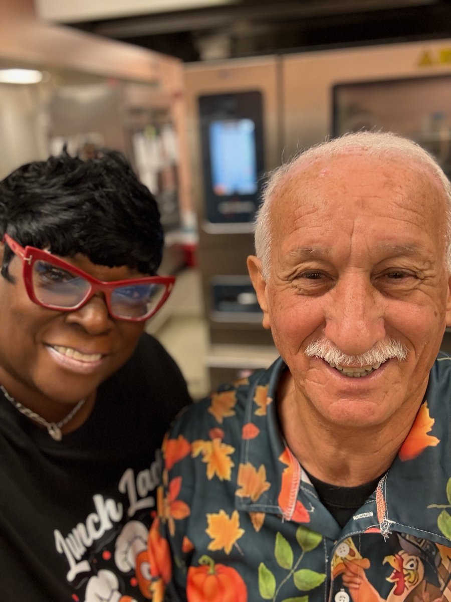 ColletonMeals's tweet image. Happy Thanksgiving from Northside Elementary. 🦃 🍽️ We’re serving smiles, yummy holiday meals, and lots of laughter today. 😄 ❤️ Kazz is our NES hero and always keeps the cafeteria fun. 😂 ✨ Wishing everyone a wonderful Thanksgiving. 🍁 🥧 @ColletonSchools

📸 Phyllis Johns